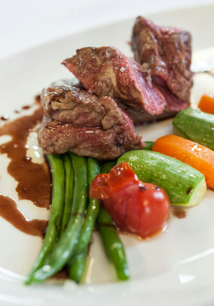 carne al sangue con verdure bollite - photobranding.it - scopri di più