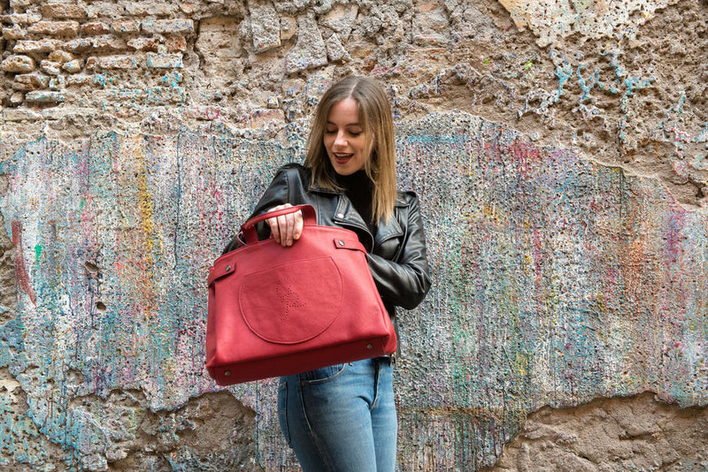 foto di modella con borsa grande - photobranding.it - scopri di più