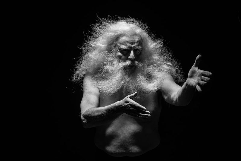 servizio fotografico per modello su sfondo nero presso sala di posa bracciano - photobranding.it - scopri di più