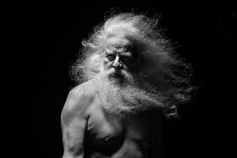 servizio fotografico per modello su sfondo nero presso sala di posa bracciano - photobranding.it - scopri di più