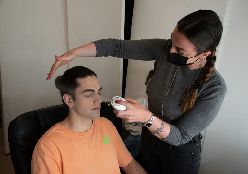 modello e parrucchiere presso la sala di posa bracciano - photobranding.it - scopri di più