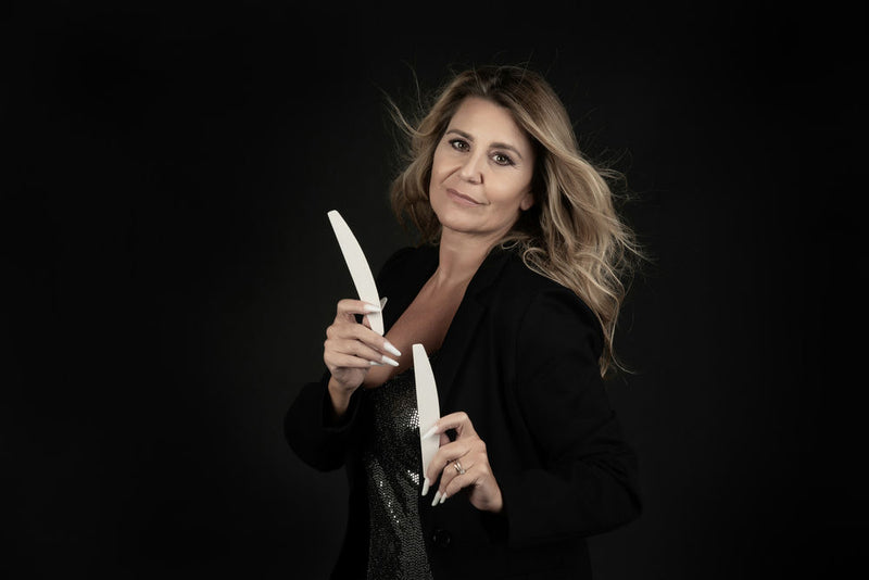 servizio fotografico di personal brand per nail artist su sfondo scuro - photobranding.it - scopri di più