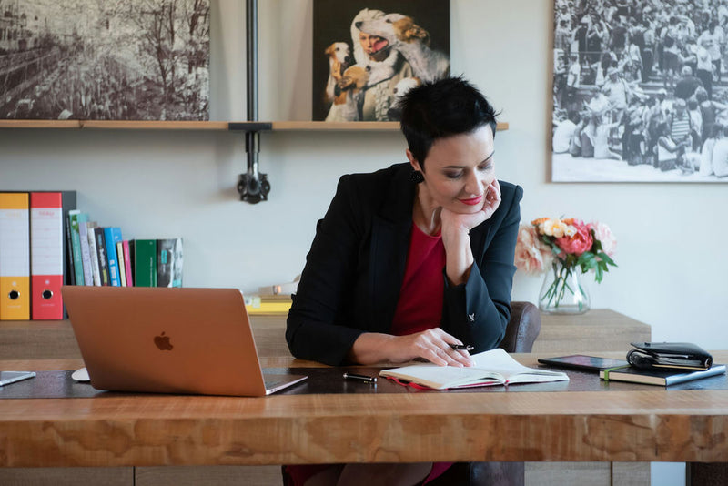 servizio fotografico di personal brand nella sala di posa bracciano - photobranding.it - scopri di più