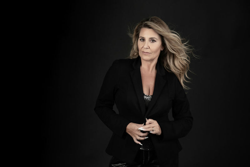 servizio fotografico di personal brand per nail artist su sfondo scuro - photobranding.it - scopri di più